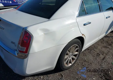 2013 Chrysler 300C z USA, uszkodzony, nr VIN 2C3CCAET8DH541400